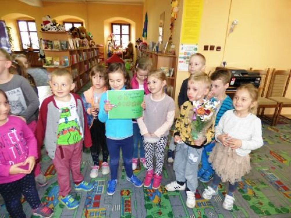 Dzieci z Przedszkola nr 2 w bibliotece