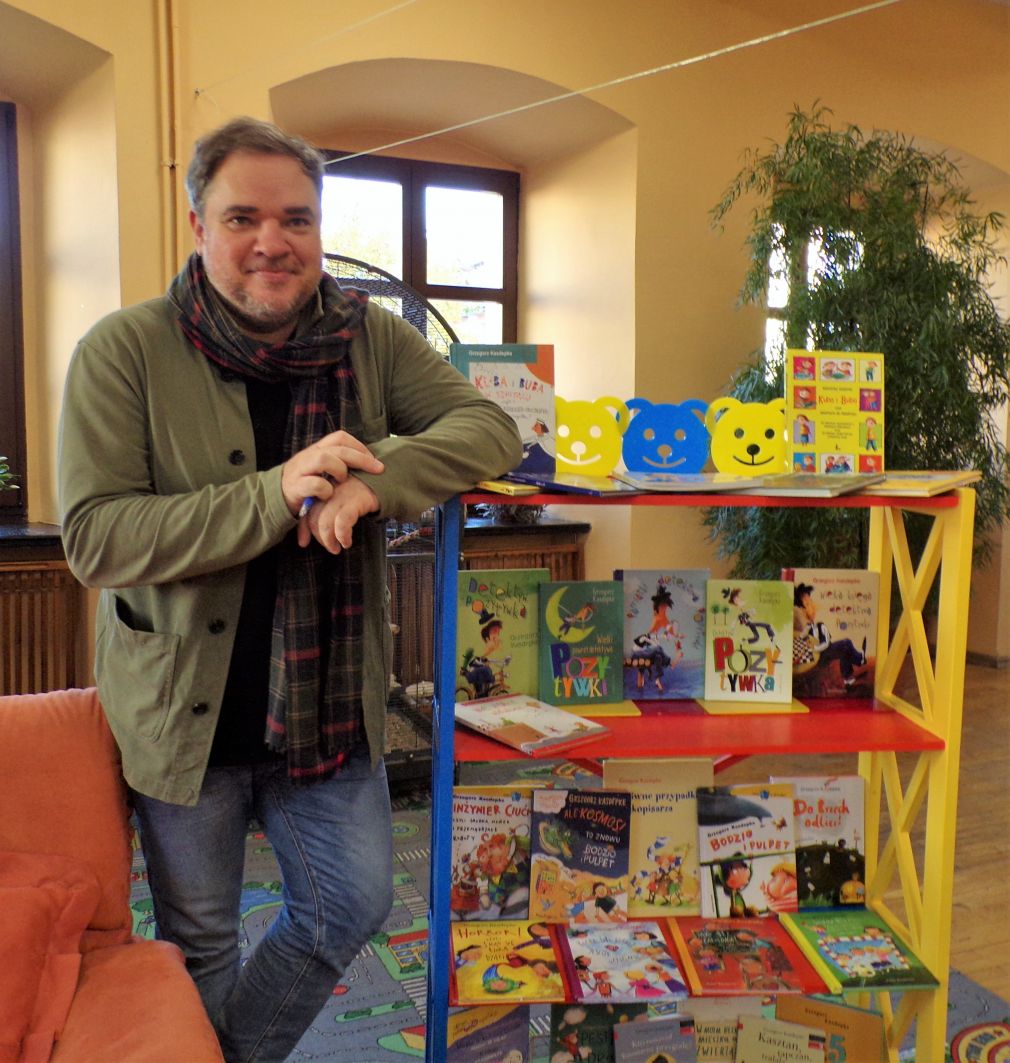Grzegorz Kasdepke w bibliotece