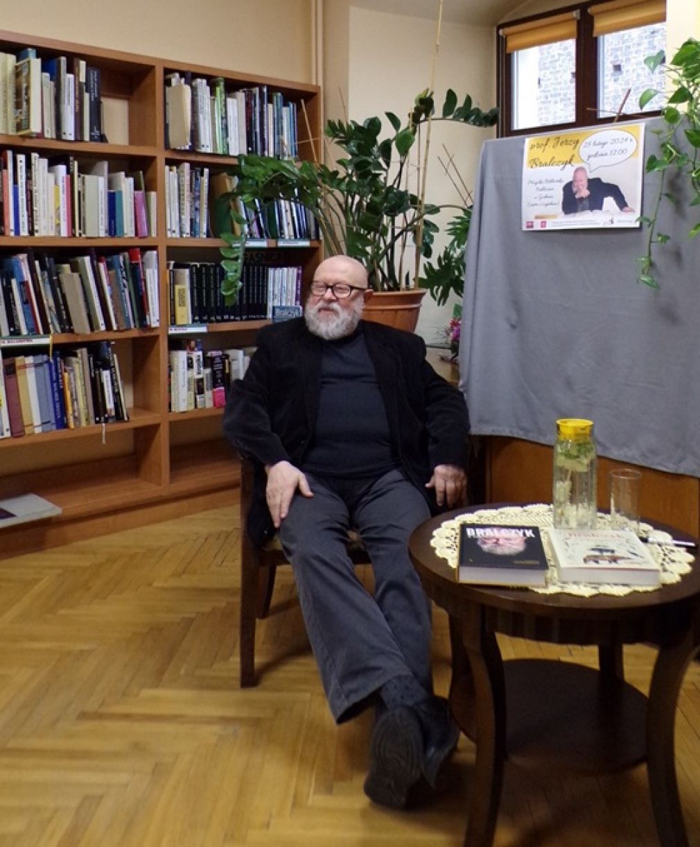 Jerzy Bralczyk w gubińskiej bibliotece
