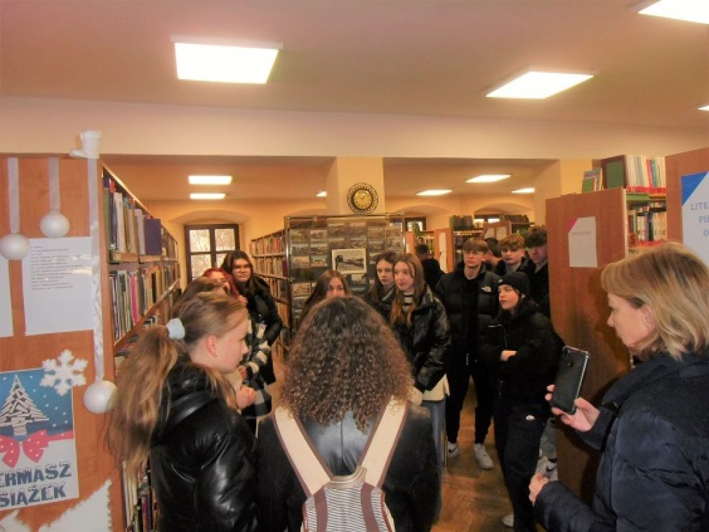 Licealiści w bibliotece